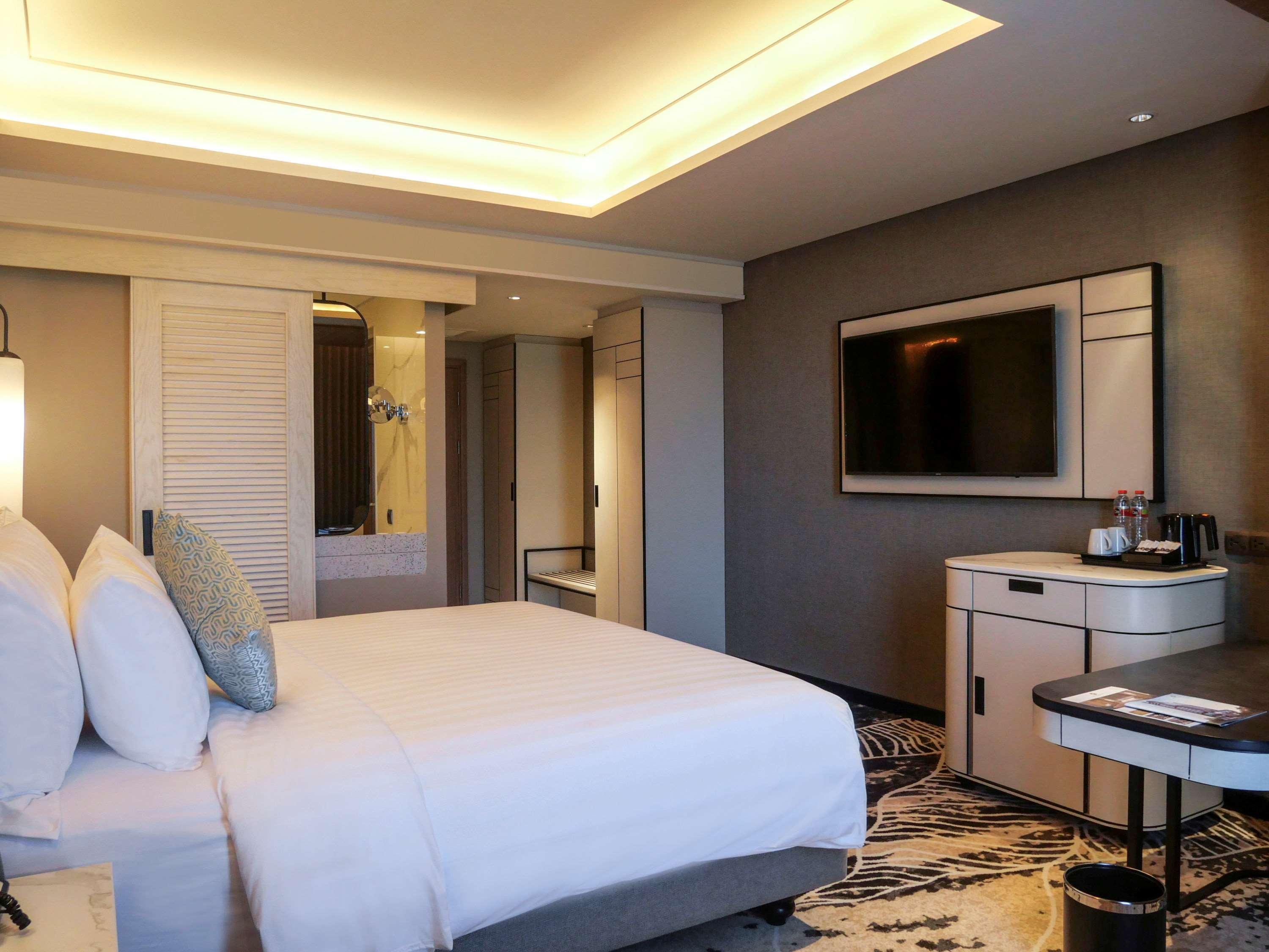 Movenpick Surabaya City Exteriör bild