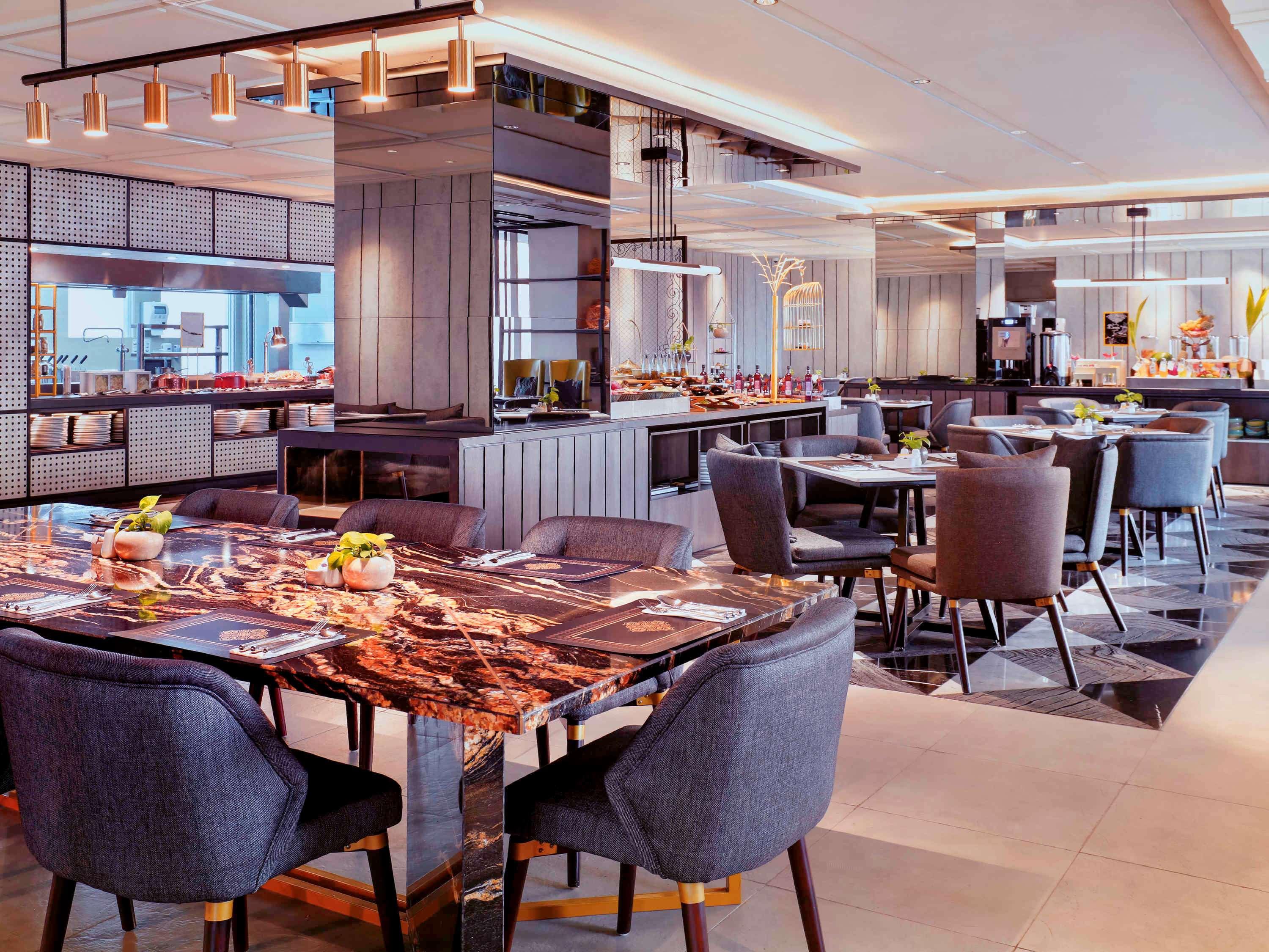 Movenpick Surabaya City Exteriör bild