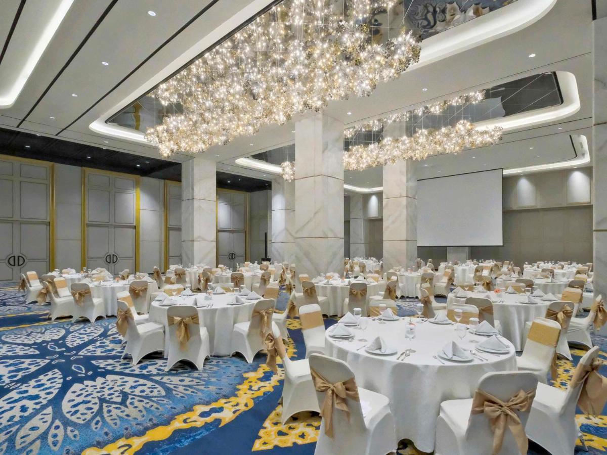 Movenpick Surabaya City Exteriör bild