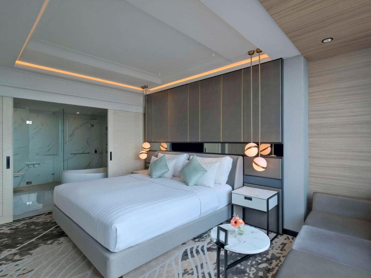 Movenpick Surabaya City Exteriör bild