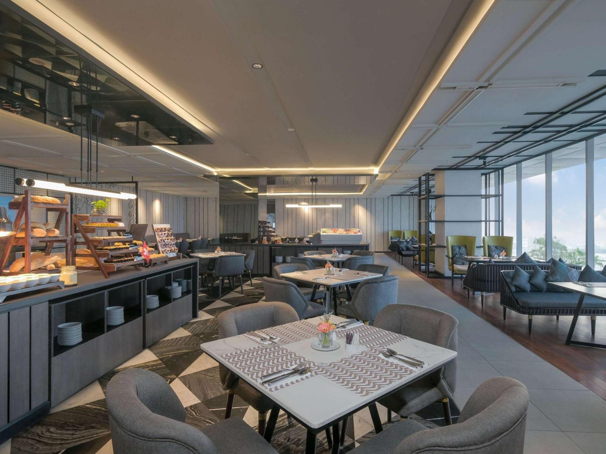 Movenpick Surabaya City Exteriör bild