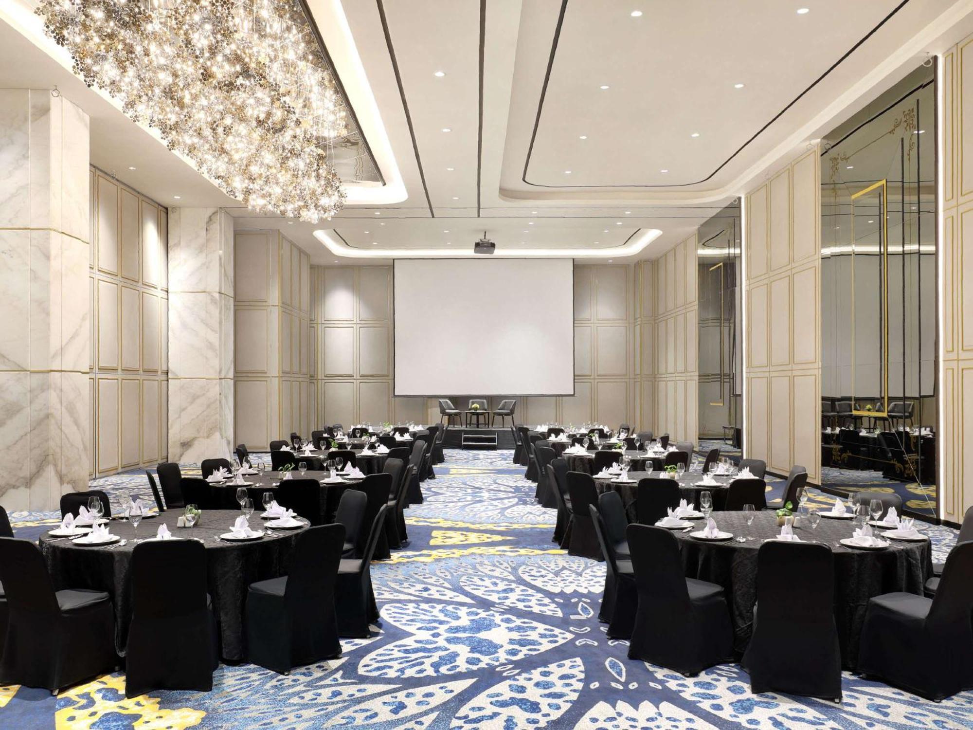 Movenpick Surabaya City Exteriör bild