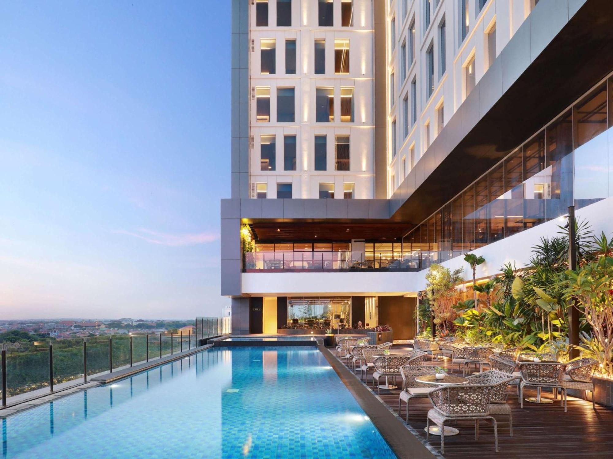 Movenpick Surabaya City Exteriör bild