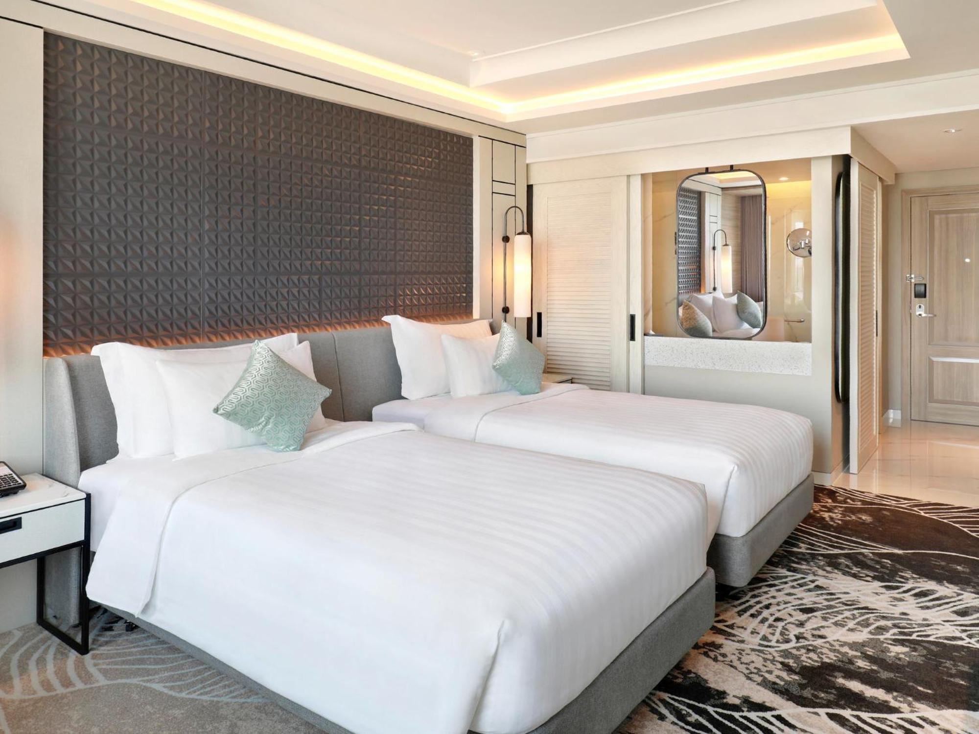 Movenpick Surabaya City Exteriör bild
