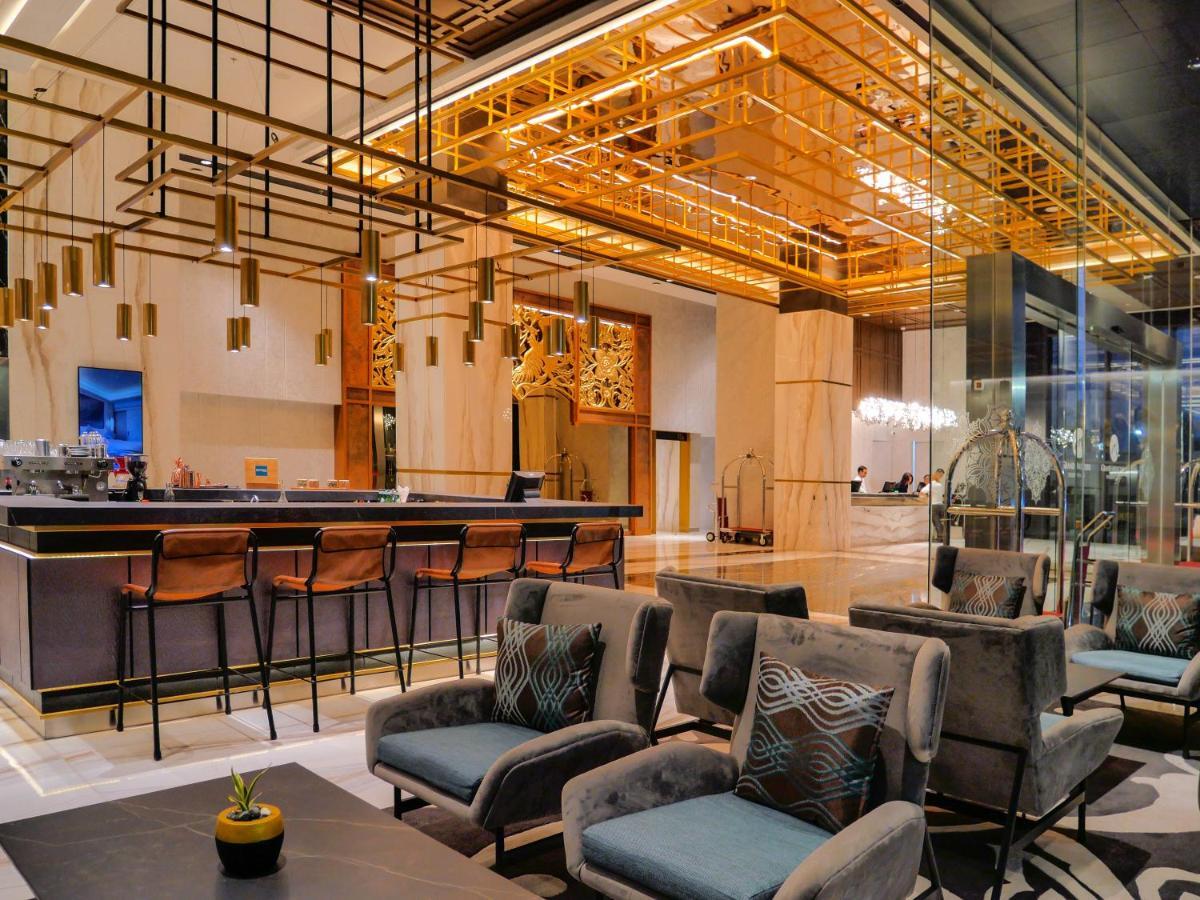 Movenpick Surabaya City Exteriör bild