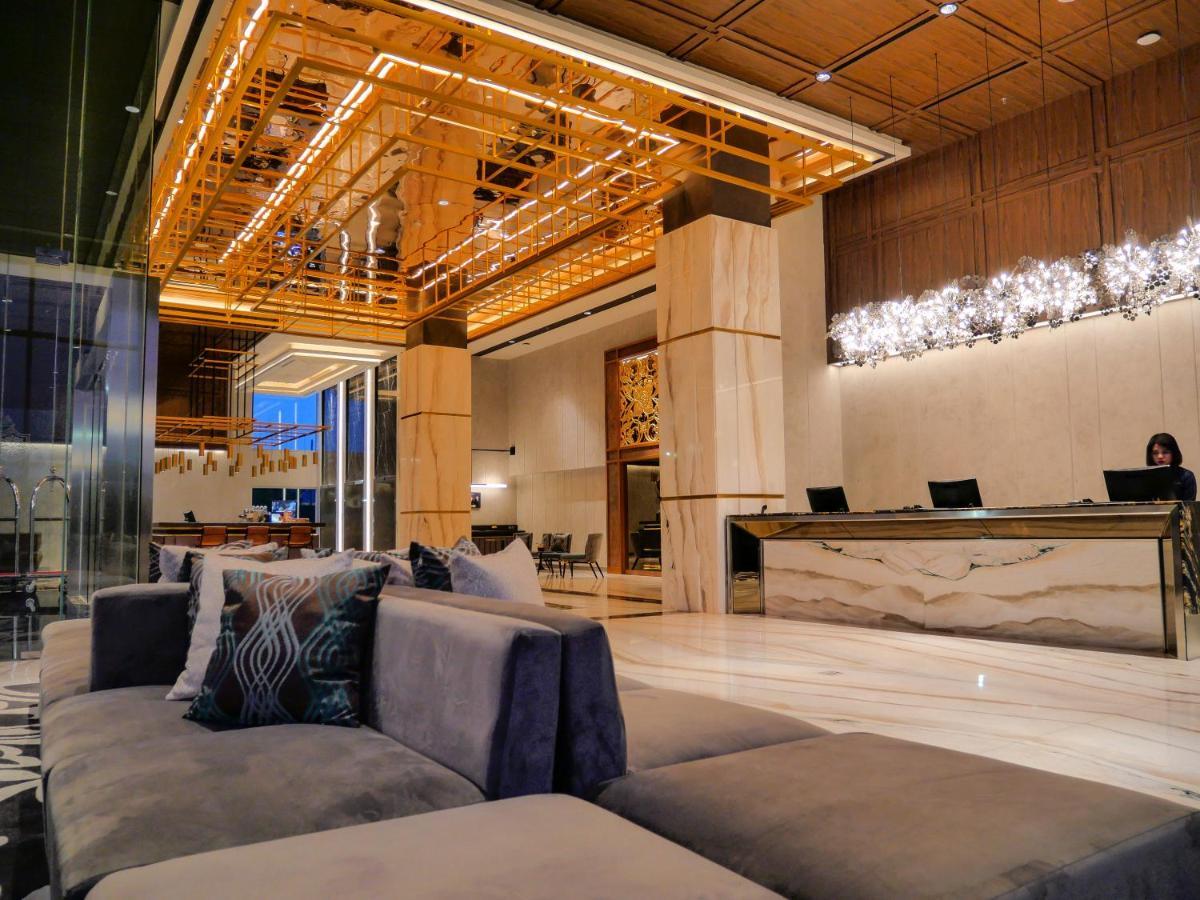 Movenpick Surabaya City Exteriör bild