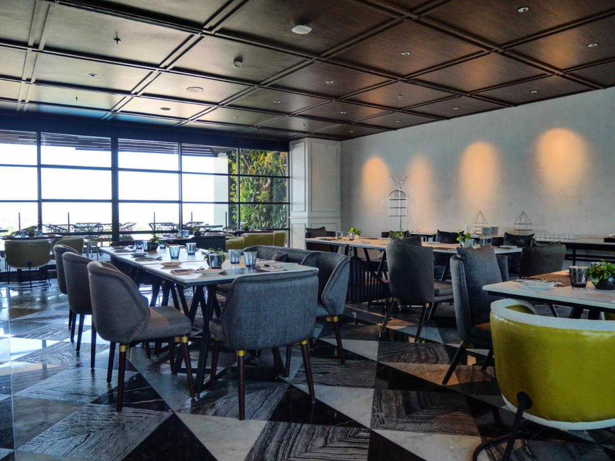 Movenpick Surabaya City Exteriör bild