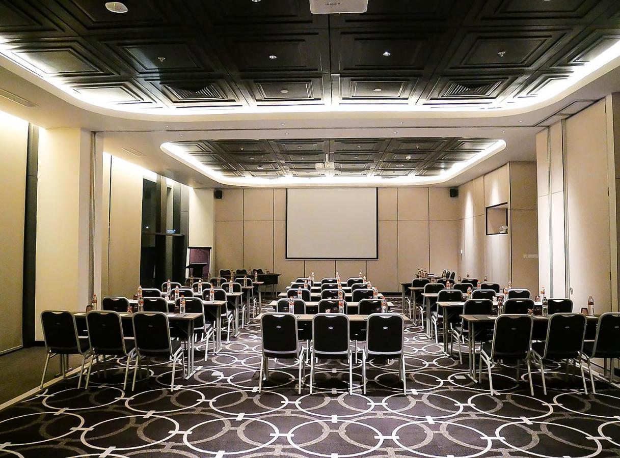 Movenpick Surabaya City Exteriör bild