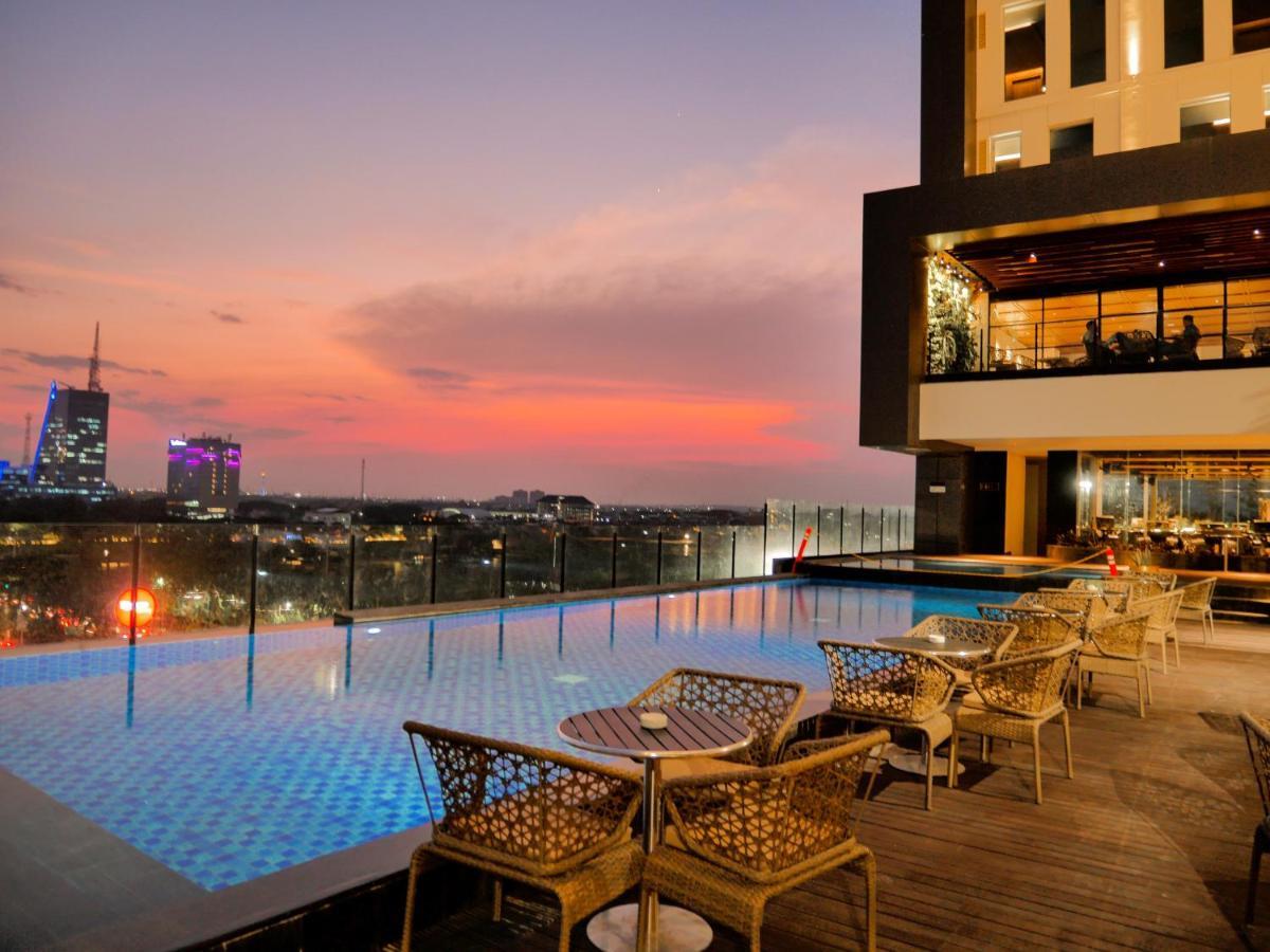 Movenpick Surabaya City Exteriör bild