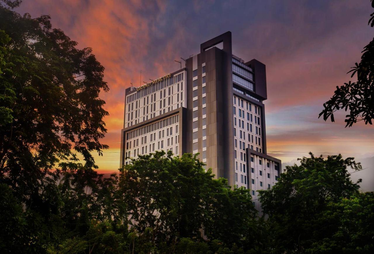 Movenpick Surabaya City Exteriör bild