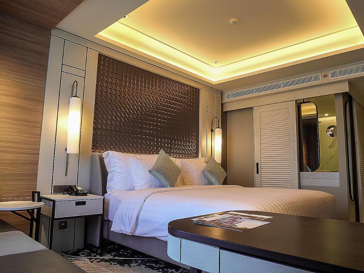 Movenpick Surabaya City Exteriör bild